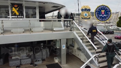 Scene from Spagna, la Guardia civile sequestra uno yacht di un oligarca russo legato a Putin