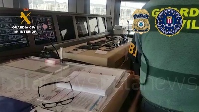 Scene from Spagna, la Guardia civile sequestra uno yacht di un oligarca russo legato a Putin