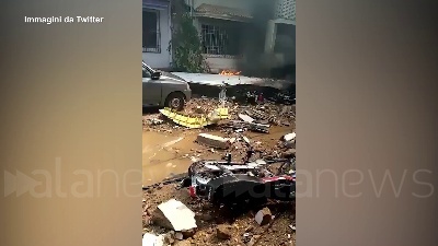 Scene from Pakistan, aereo si schianta al suolo: i pezzi del velivolo arrivano sulle case