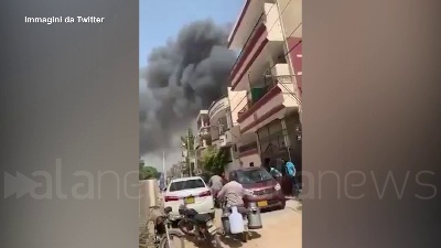 Scene from Pakistan, aereo si schianta al suolo: i pezzi del velivolo arrivano sulle case