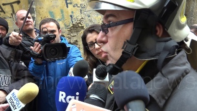 Scene from I Vigile del Fuoco: "Abbiamo scavato con le mani"