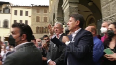 Scene from Le minacce rivolte a Renzi dal pubblico di Conte a Montevarchi