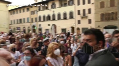 Scene from Le minacce rivolte a Renzi dal pubblico di Conte a Montevarchi