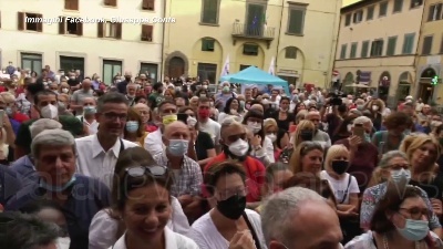 Scene from Le minacce rivolte a Renzi dal pubblico di Conte a Montevarchi