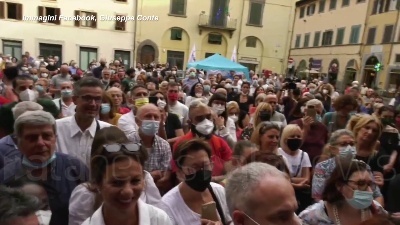 Scene from Le minacce rivolte a Renzi dal pubblico di Conte a Montevarchi