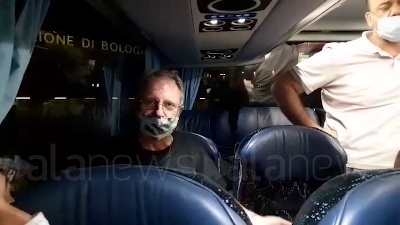 Scene from "A bordo non c'è distanziamento": rivolta sul Flixbus Milano-Cariati