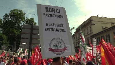 Scene from Sciopero metalmeccanici, a Milano Bentivogli e Landini