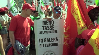 Scene from Sciopero metalmeccanici, a Milano Bentivogli e Landini