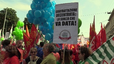 Scene from Sciopero metalmeccanici, a Milano Bentivogli e Landini