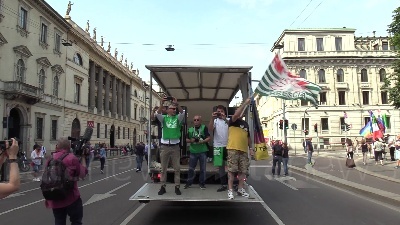 Scene from Sciopero metalmeccanici, a Milano Bentivogli e Landini