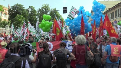 Scene from Sciopero metalmeccanici, a Milano Bentivogli e Landini