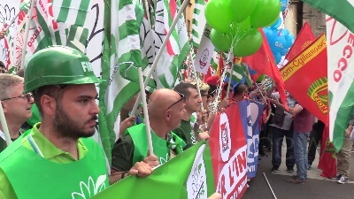 Scene from Sciopero metalmeccanici, a Milano Bentivogli e Landini
