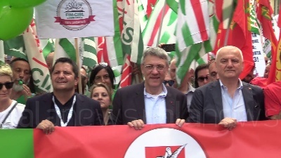 Scene from Sciopero metalmeccanici, a Milano Bentivogli e Landini