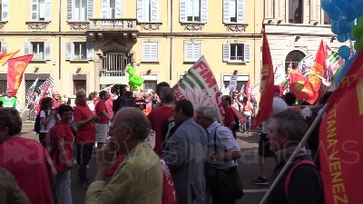 Scene from Sciopero metalmeccanici, a Milano Bentivogli e Landini