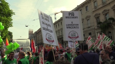 Scene from Sciopero metalmeccanici, a Milano Bentivogli e Landini