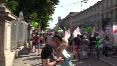 Scene from Sciopero metalmeccanici, a Milano Bentivogli e Landini