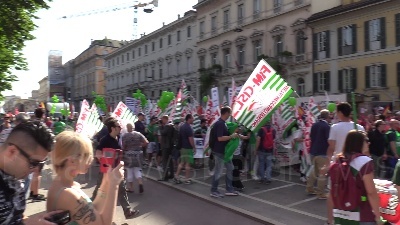 Scene from Sciopero metalmeccanici, a Milano Bentivogli e Landini