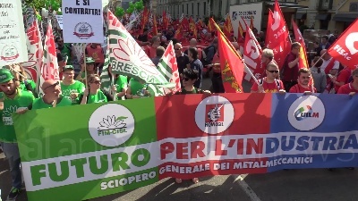 Scene from Sciopero metalmeccanici, a Milano Bentivogli e Landini