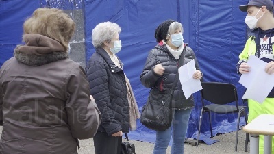 Scene from Covid, all'Ospedale Niguarda di Milano chiamate per errore 300 persone in più per il vaccino