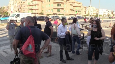Scene from Referendum, sul lungomare di Ostia banchetti per sostenere il Si