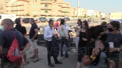 Scene from Referendum, sul lungomare di Ostia banchetti per sostenere il Si