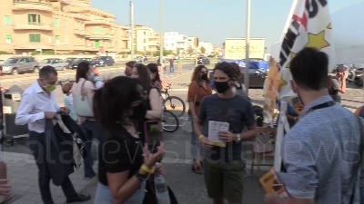 Scene from Referendum, sul lungomare di Ostia banchetti per sostenere il Si