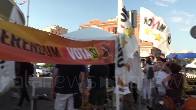 Scene from Referendum, sul lungomare di Ostia banchetti per sostenere il Si