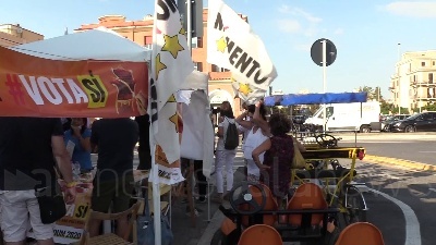 Scene from Referendum, sul lungomare di Ostia banchetti per sostenere il Si