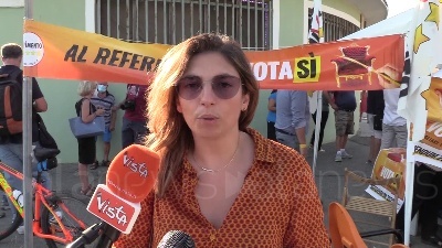 Scene from Referendum, sul lungomare di Ostia banchetti per sostenere il Si