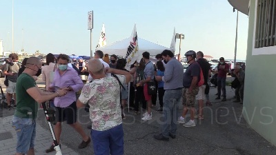 Scene from Referendum, sul lungomare di Ostia banchetti per sostenere il Si
