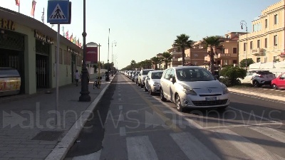 Scene from Referendum, sul lungomare di Ostia banchetti per sostenere il Si