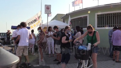 Scene from Referendum, sul lungomare di Ostia banchetti per sostenere il Si