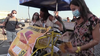 Scene from Referendum, sul lungomare di Ostia banchetti per sostenere il Si