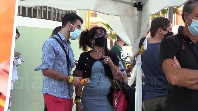 Scene from Referendum, sul lungomare di Ostia banchetti per sostenere il Si