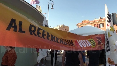 Scene from Referendum, sul lungomare di Ostia banchetti per sostenere il Si
