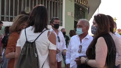 Scene from Referendum, sul lungomare di Ostia banchetti per sostenere il Si