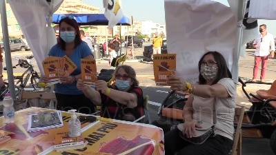 Scene from Referendum, sul lungomare di Ostia banchetti per sostenere il Si
