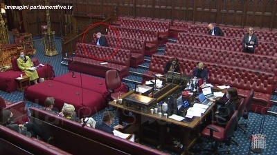 Scene from Uk, il parlamentare prova a parlare ma viene fermato: "Ha dormito, non può partecipare"