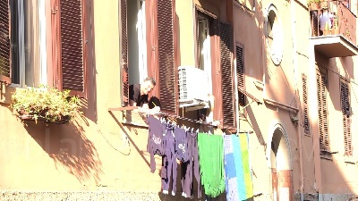 Scene from Coronavirus, con la quarantena la Pasqua diventa condominiale e solidale