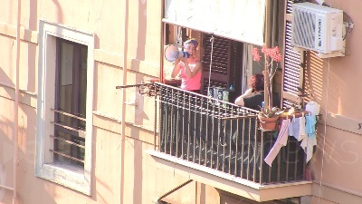 Scene from Coronavirus, con la quarantena la Pasqua diventa condominiale e solidale