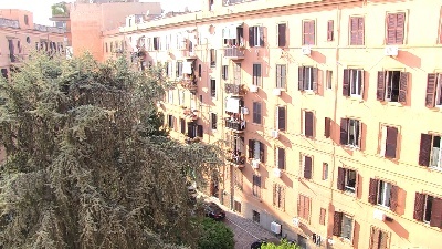 Scene from Coronavirus, con la quarantena la Pasqua diventa condominiale e solidale