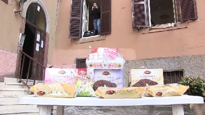 Scene from Coronavirus, con la quarantena la Pasqua diventa condominiale e solidale