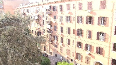 Scene from Coronavirus, con la quarantena la Pasqua diventa condominiale e solidale
