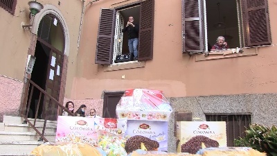 Scene from Coronavirus, con la quarantena la Pasqua diventa condominiale e solidale