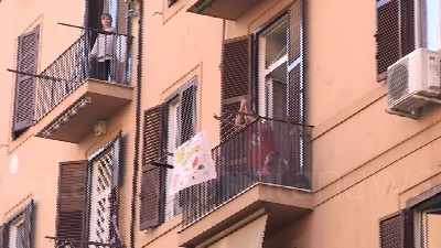 Scene from Coronavirus, con la quarantena la Pasqua diventa condominiale e solidale