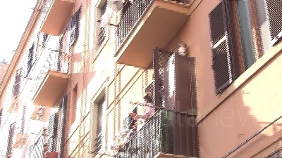 Scene from Coronavirus, con la quarantena la Pasqua diventa condominiale e solidale