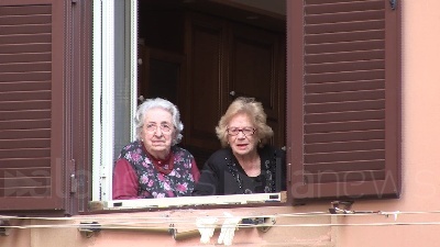 Scene from Coronavirus, con la quarantena la Pasqua diventa condominiale e solidale