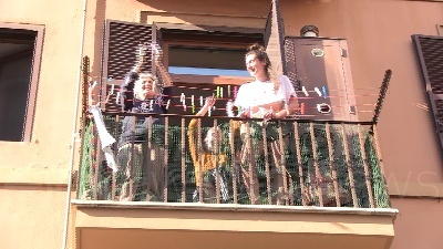 Scene from Coronavirus, con la quarantena la Pasqua diventa condominiale e solidale
