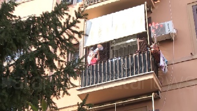 Scene from Coronavirus, con la quarantena la Pasqua diventa condominiale e solidale