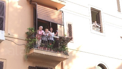 Scene from Coronavirus, con la quarantena la Pasqua diventa condominiale e solidale